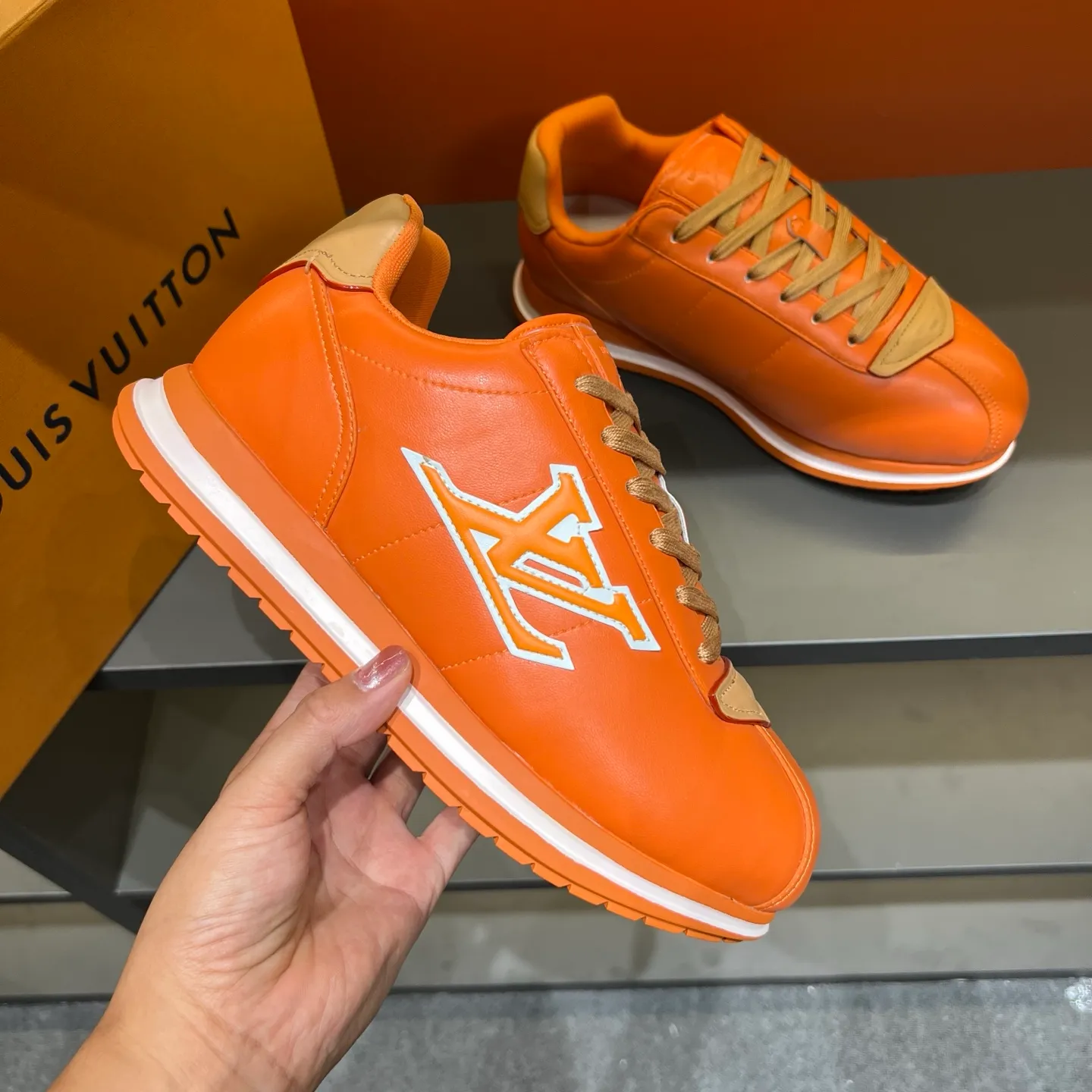 P540 Size 38-45 LV 🫏The colorful interpretation of BUTTERSOFT sneakers combines sheepskin, The colorful interpretation of LV BUTTERSOFT sneakers combines sheepskin and calfskin, bringing a super soft feel. Designed by Pharrell Williams, this '60s-inspired shoe features a padded upper that's been crafted by Louis Vuitton craftsmen to further enhance the comfort of the leather. In addition to the LV initials, it features multiple signatures, including natural leather trim and an embossed pattern of Pharrell Williams and lobster on the side, referencing the Fall/Winter 2025 men’s show. A must-have artifact for fashionistas✅